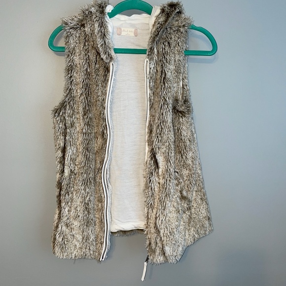 NWOT Altar’d State Faux Fur Hooded Sherpa Vest S - Picture 5 of 9